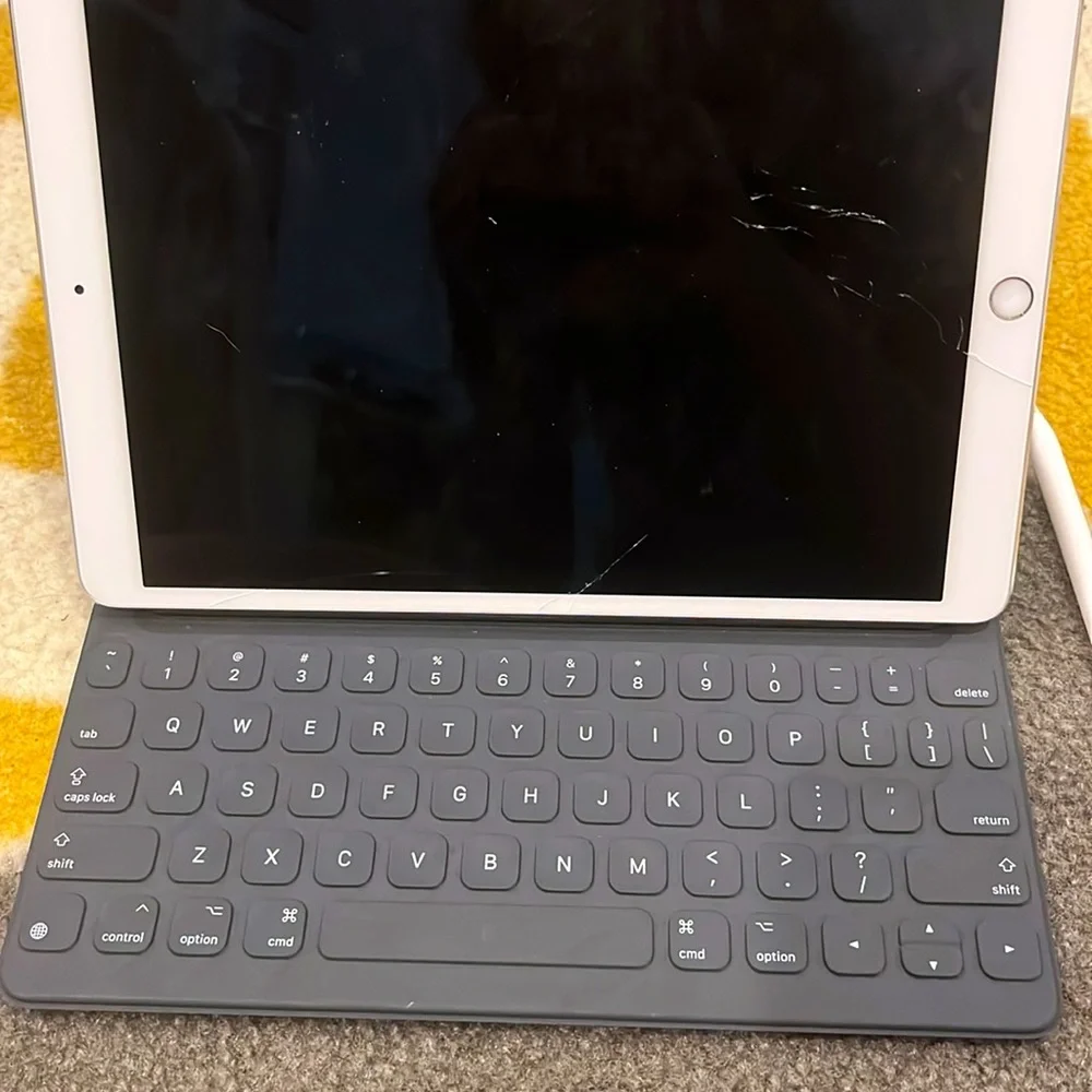 SMART KEYBOARD AND APPLE PENCIL